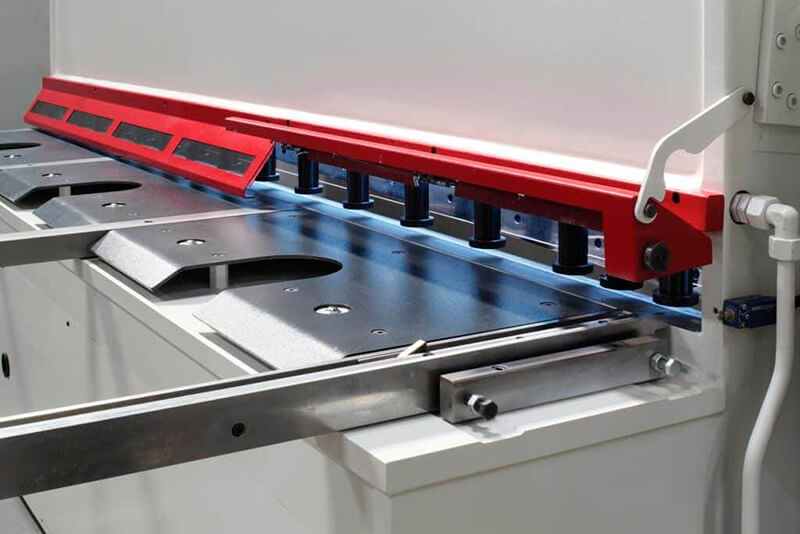 Рубка металла гильотиной